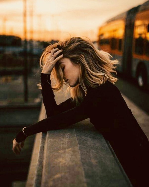 Печальная девушка