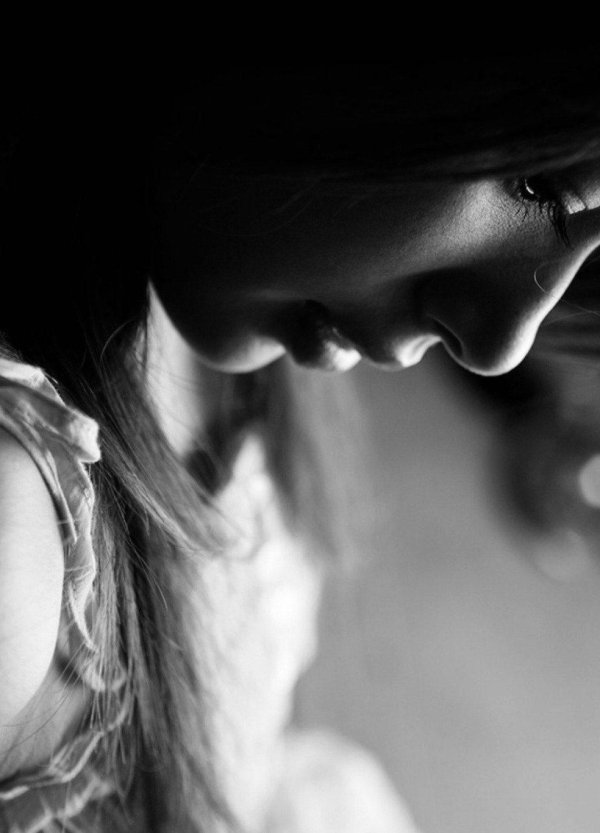 Печальная девушка