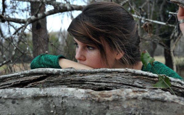 Печальная девушка