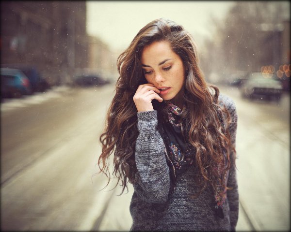 Печальная девушка