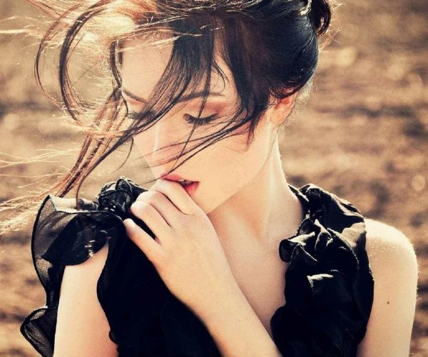 Печальная девушка