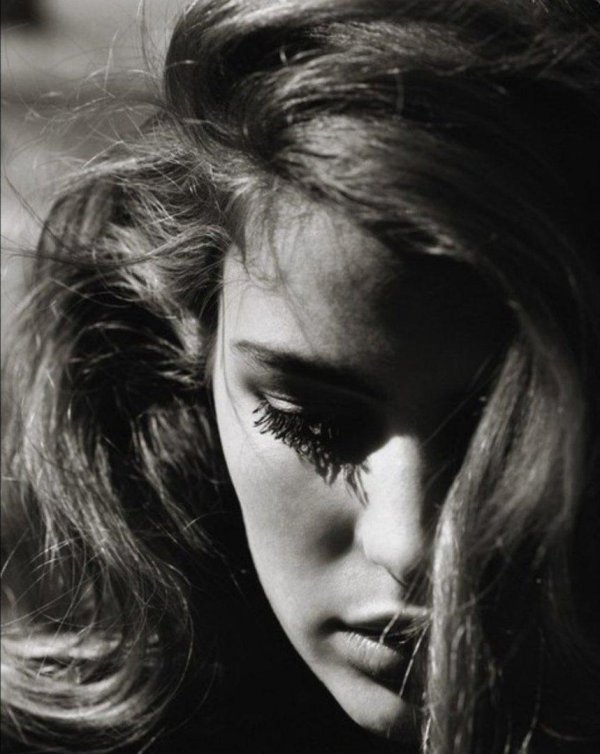 Печальная девушка