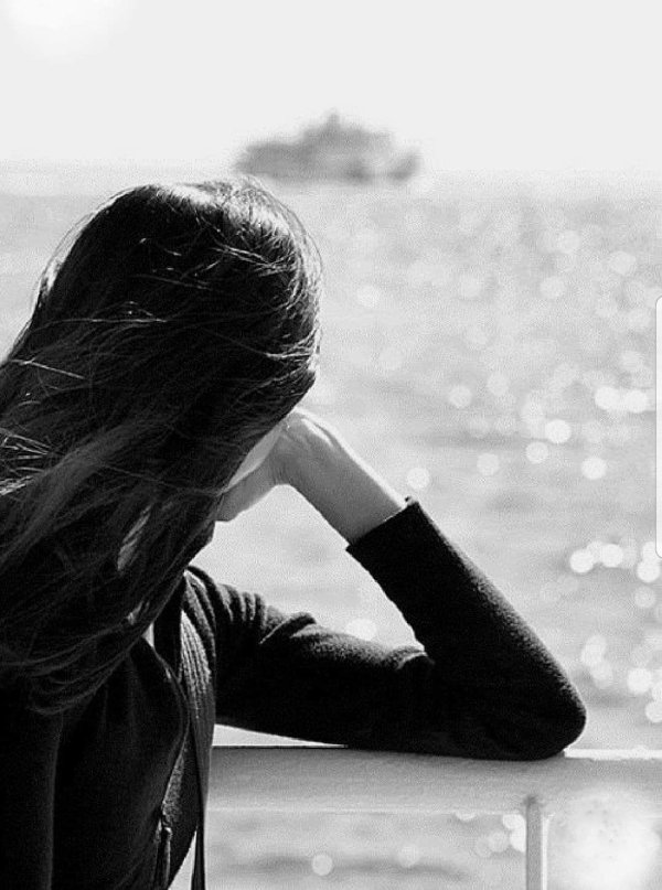 Печальная девушка