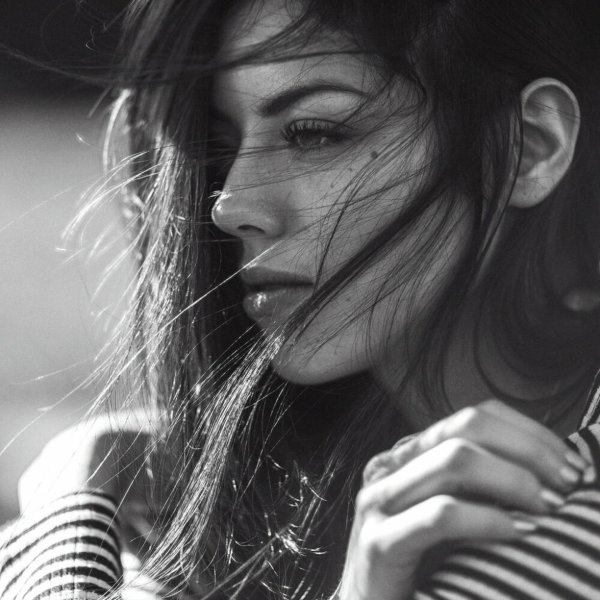 Печальная девушка