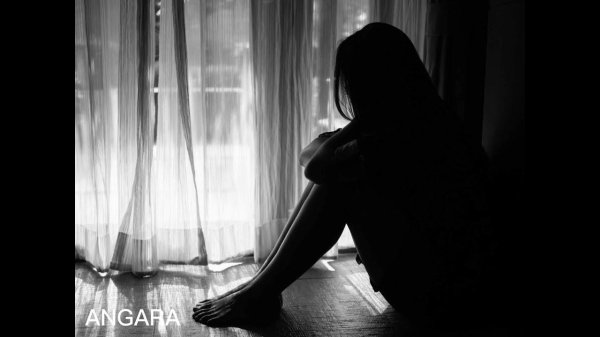 Печальная девушка