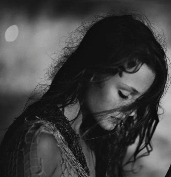 Печальная девушка