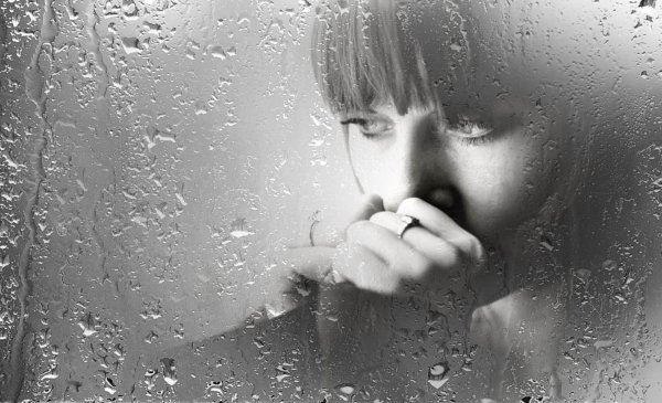 Печальная девушка