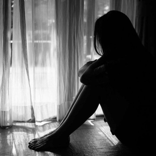 Печальная девушка