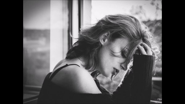 Печальная девушка