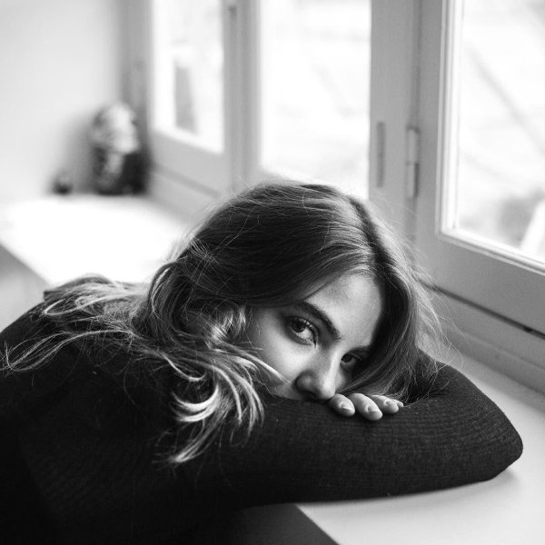 Печальная девушка