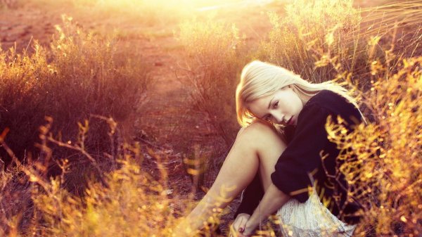 Печальная девушка