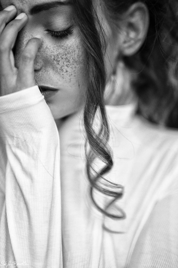 Печальная девушка