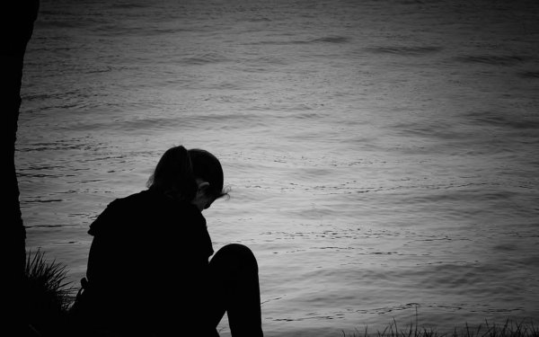 Печальная девушка