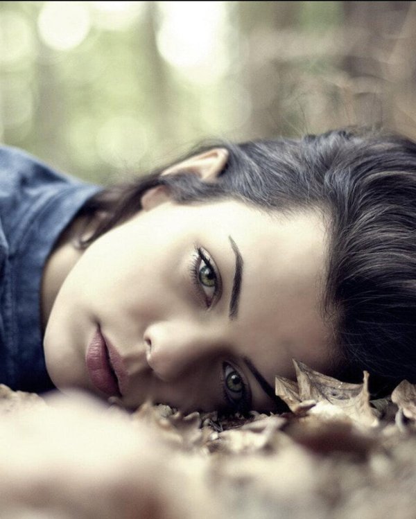 Печальная девушка