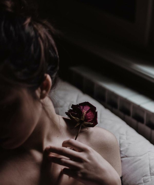 Печальная девушка