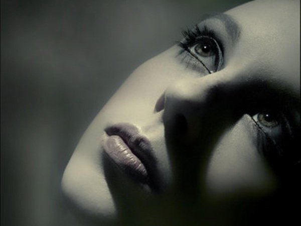 Печальная девушка