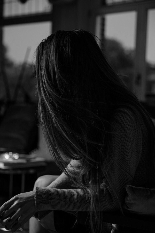 Печальная девушка