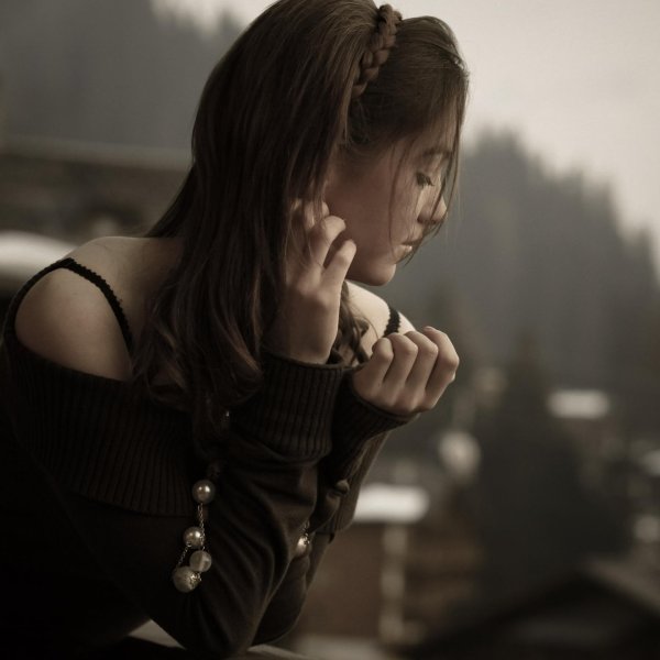 Печальная девушка