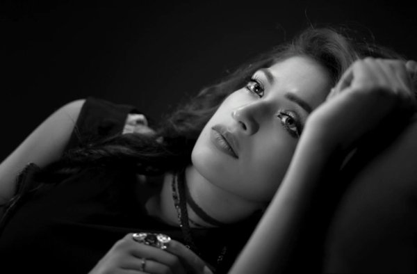 Печальная девушка