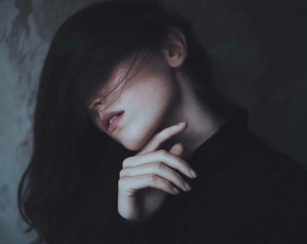 Печальная девушка