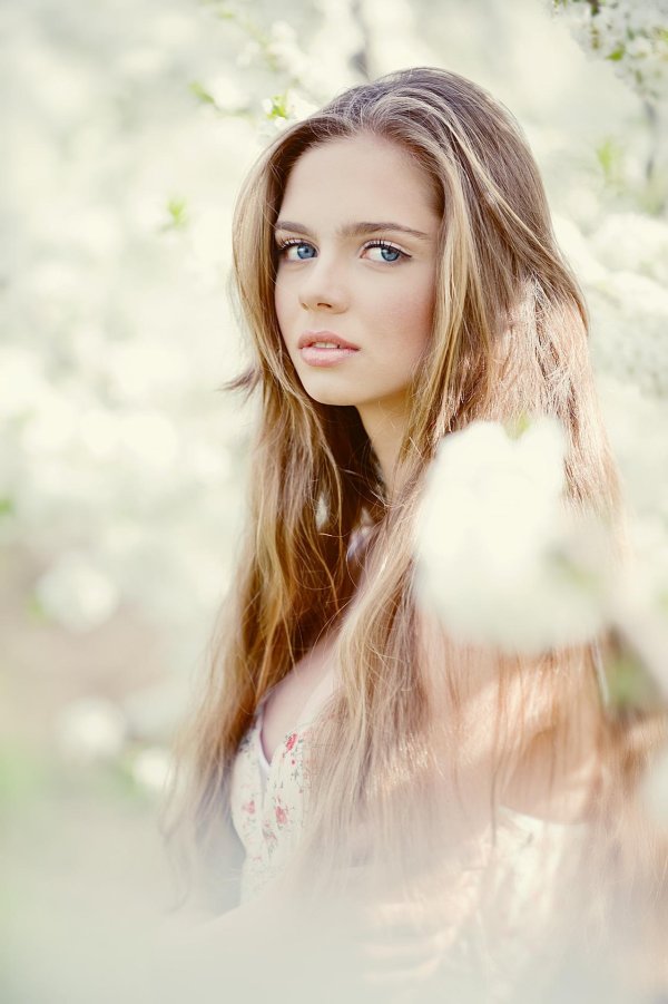 Девушка скромная