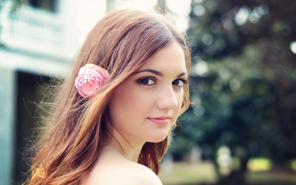 Девушка скромная