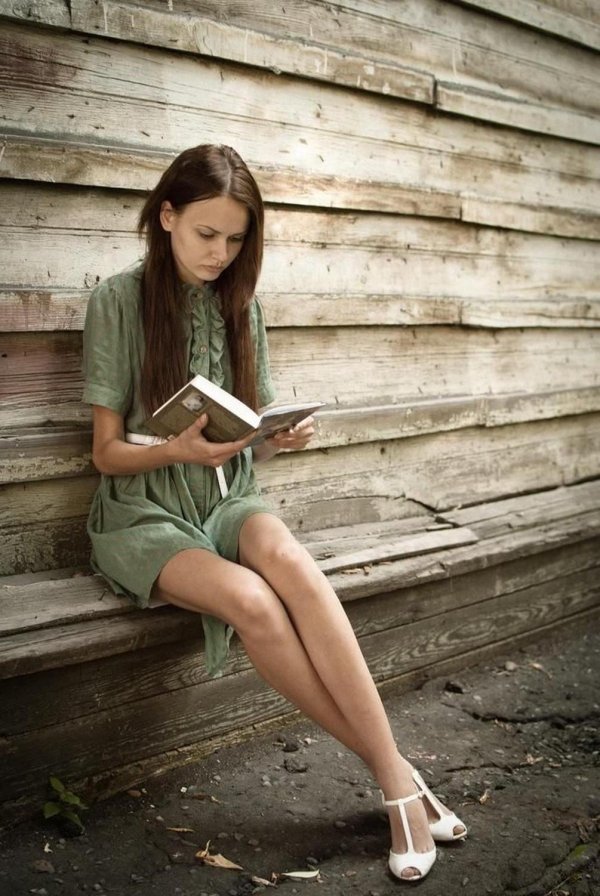 Девушка скромная