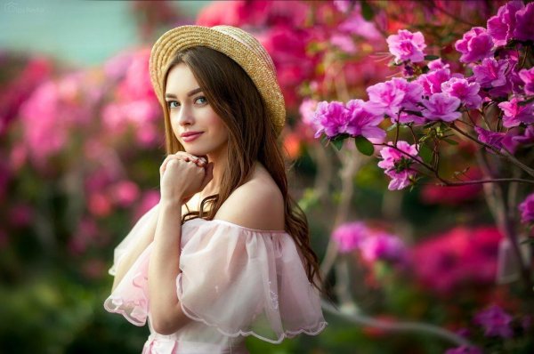 Девушка скромная