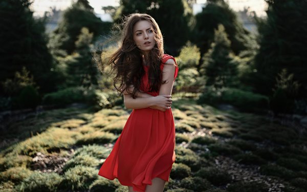 Девушка скромная