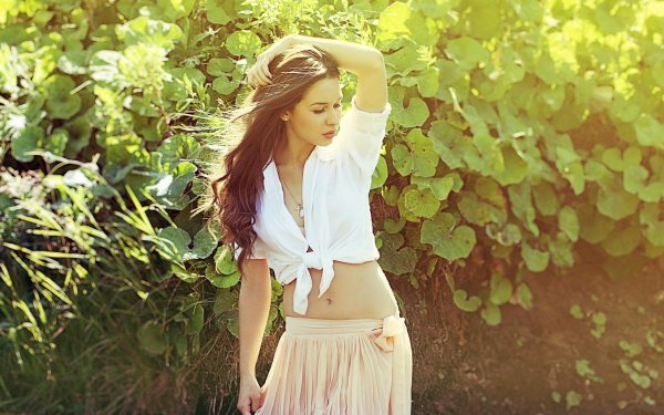 Девушка скромная