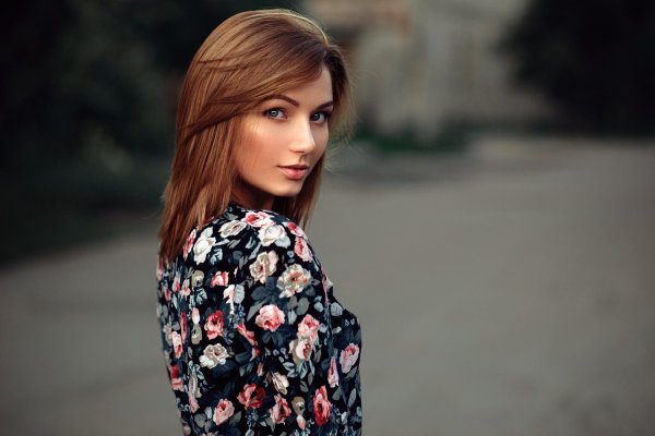 Девушка скромная