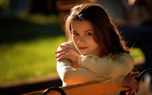 Девушка скромная