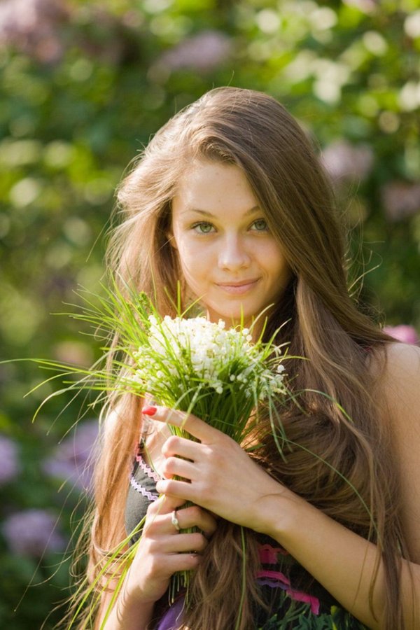 Девушка скромная