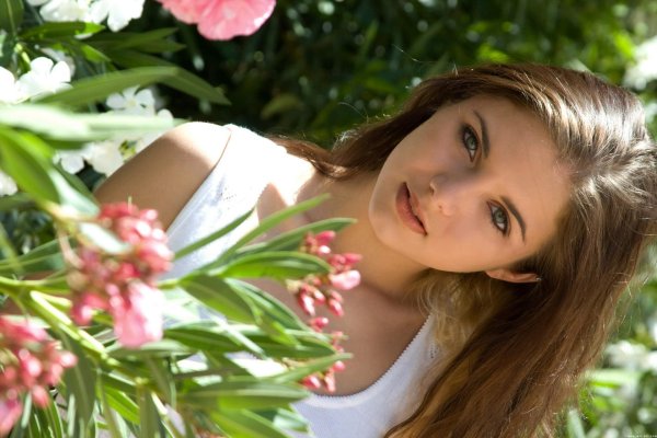 Девушка скромная