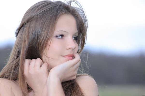 Девушка скромная