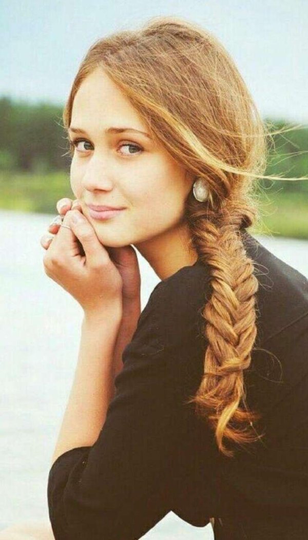 Девушка скромная