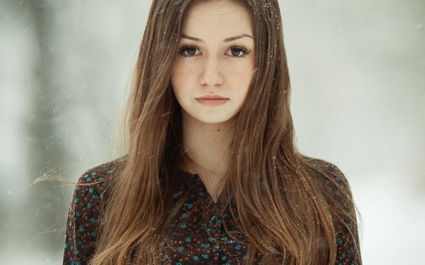 Девушка скромная