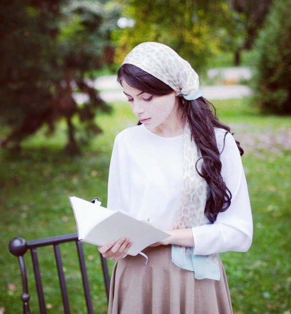 Девушка скромная