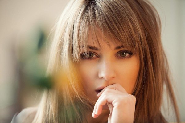 Девушка скромная