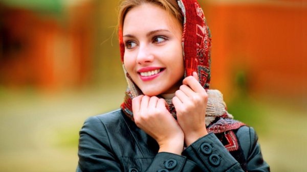 Девушка скромная