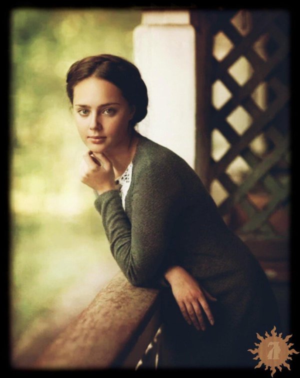 Девушка скромная