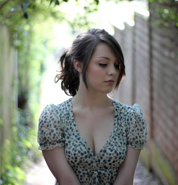 Девушка скромная