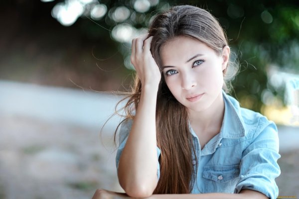 Девушка скромная