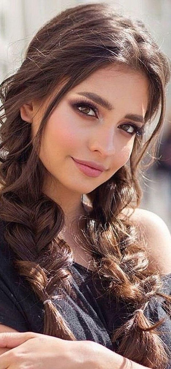 Девушка скромная