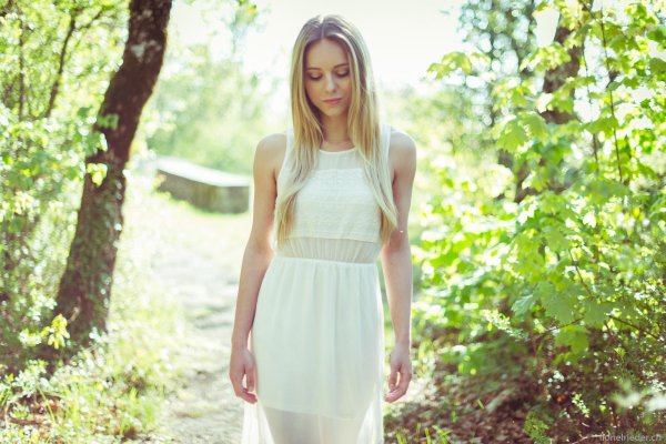 Девушка скромная