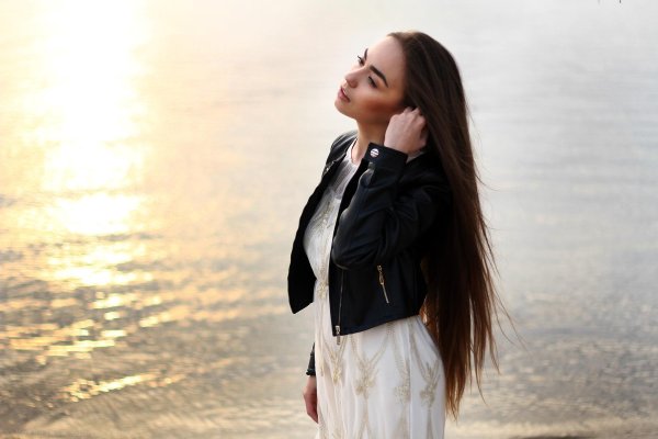 Девушка скромная