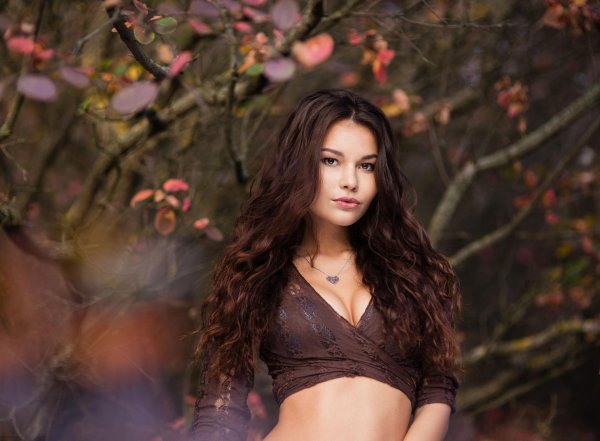 Девушка скромная