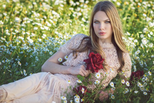 Девушка скромная