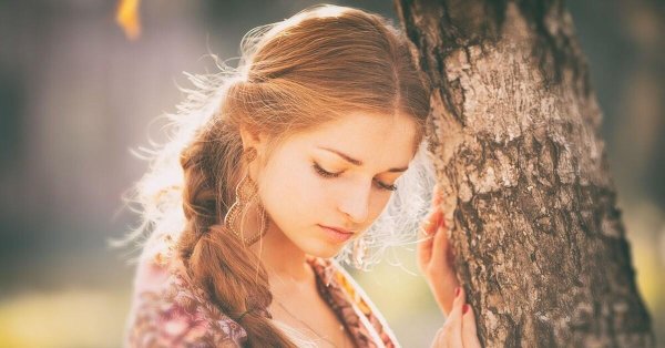 Девушка скромная