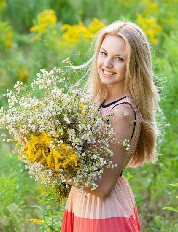 Девушка скромная